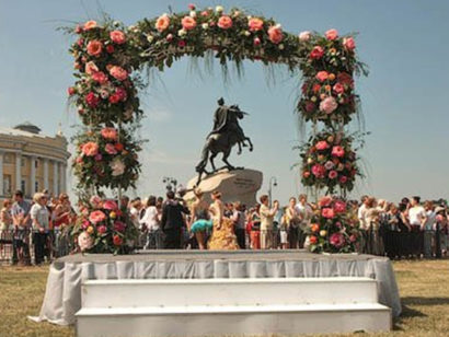 The contest, a parade and a ball of flowers at the time of the White nights in St. Petersburg
