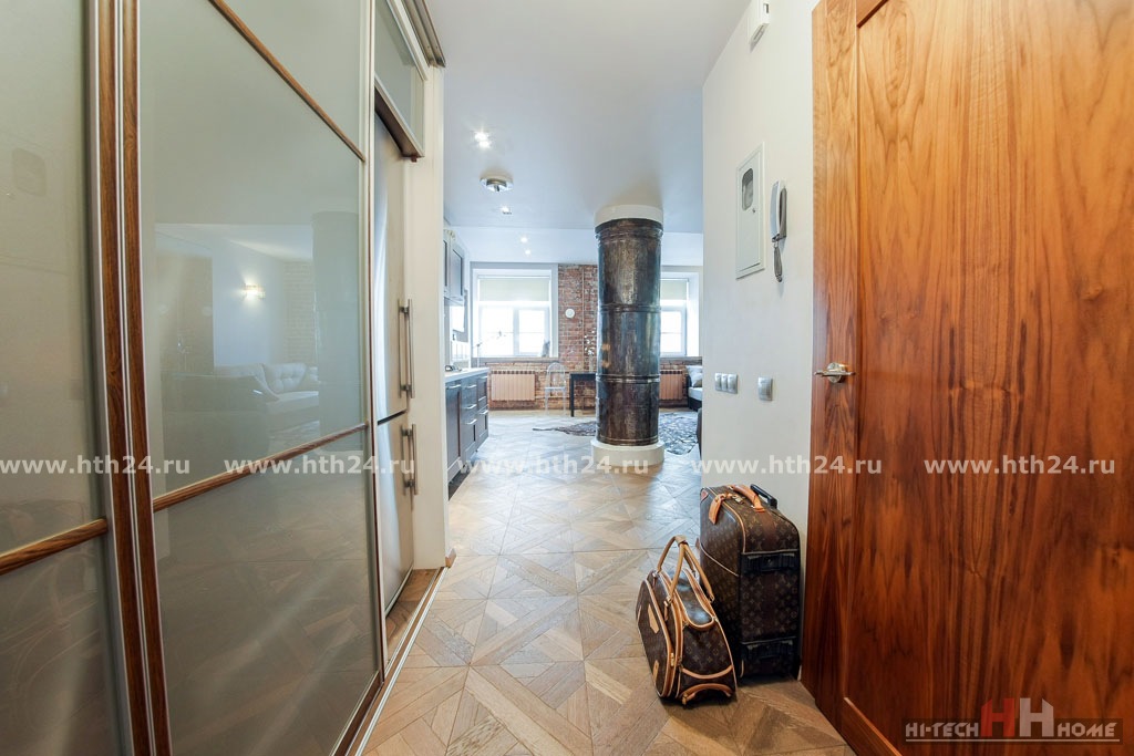 One-roomed studio for by day rent in the center of SPb at Millionnaya 20