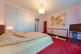 兩層樓的公寓，每天出租在彼得堡市中心的意大利街29號