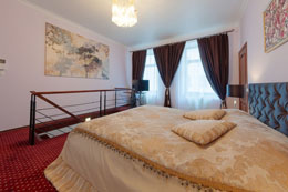 兩層樓的公寓，每天出租在彼得堡市中心的意大利街29號