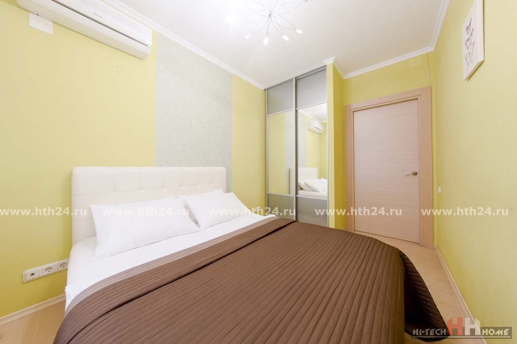 Three-roomed apartment for rent in the center of SPb at Bolshaya Koniyshennaya street 3