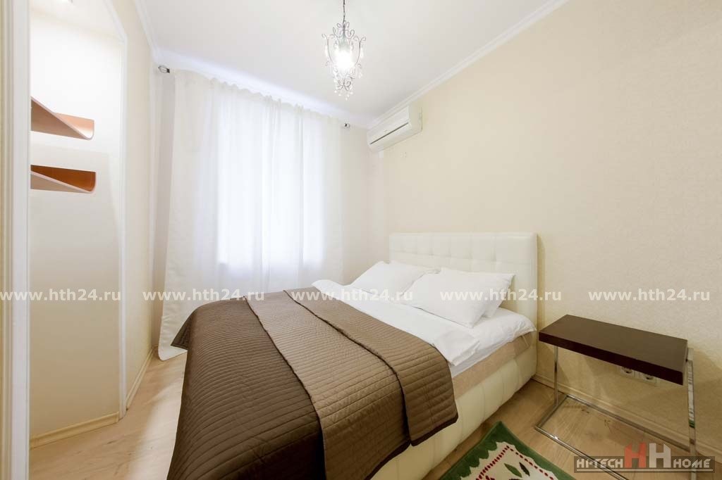 Three-roomed apartment for rent in the center of SPb at Bolshaya Koniyshennaya street 3
