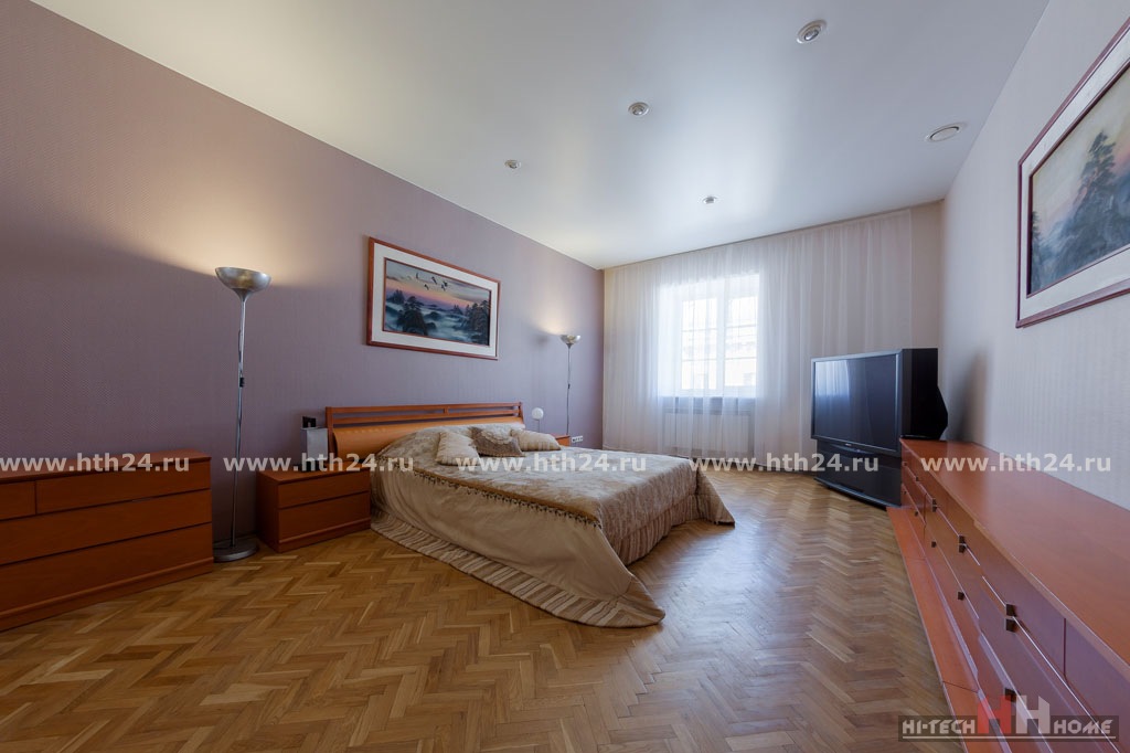 Three room VIP apartments in SPb on Italyanskaya 1
